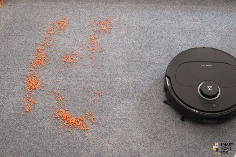 Roborock QRevo entfernt Linsen vom Teppich